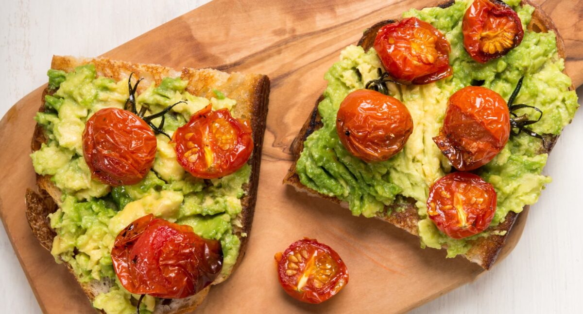 Tostada de aguacate y tomate