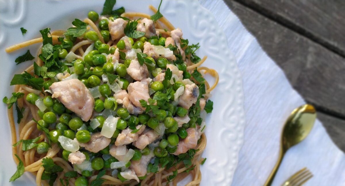 Pasta integral con guisantes y salmón